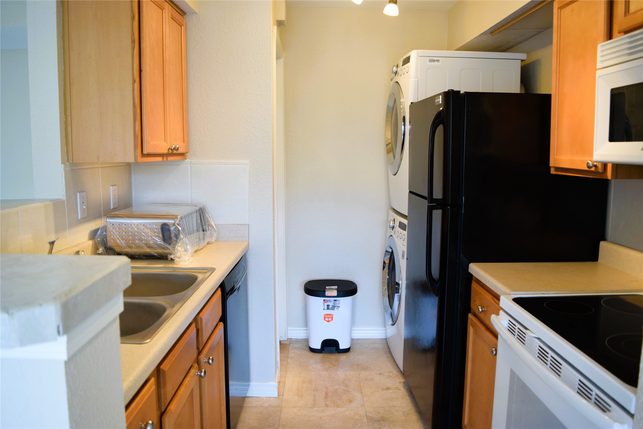 4011 NASA Road 1, Unit 406 Seabrook, TX 77586 - Photo 4 of 17 a kitchen with a refrigerator and a sink