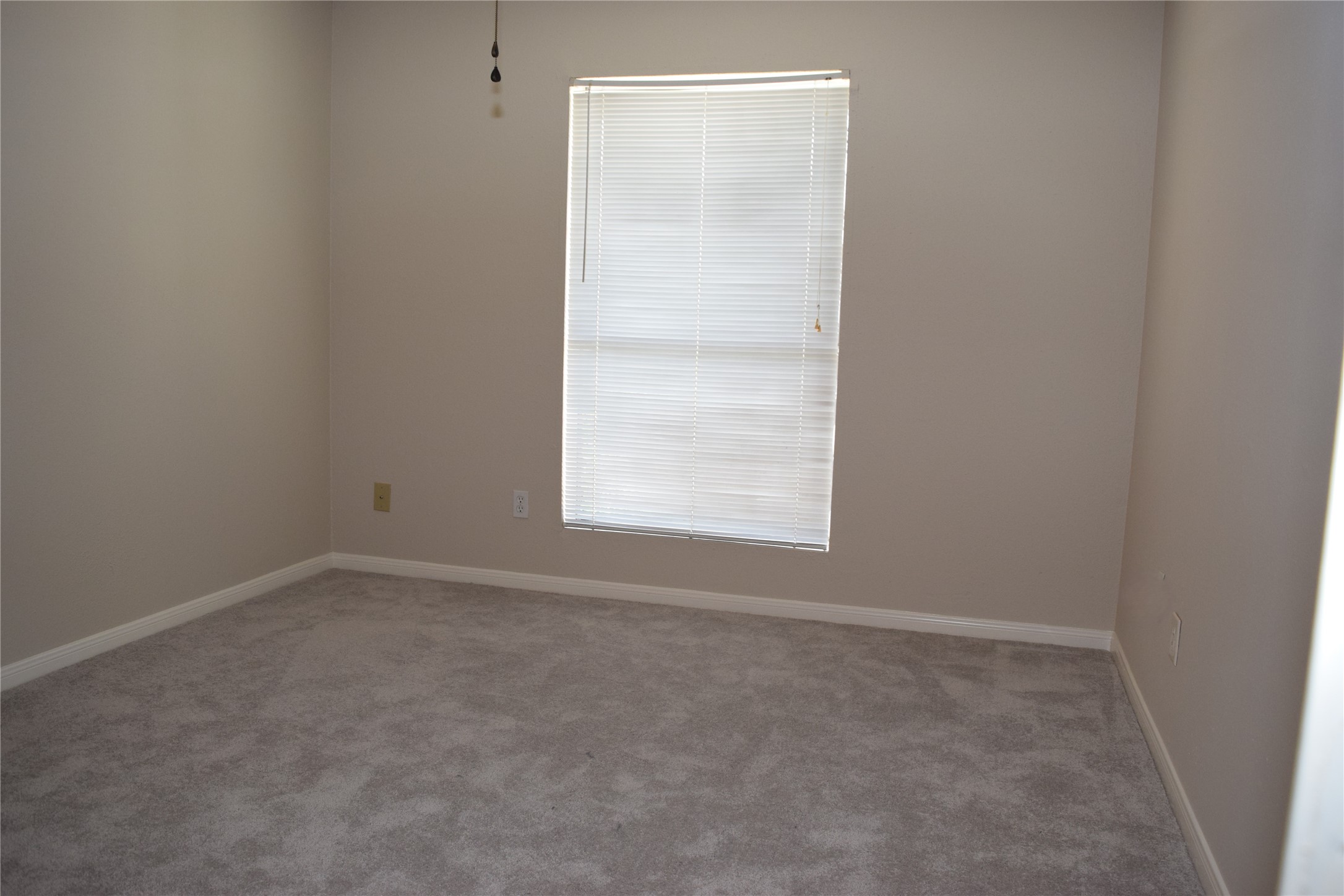 4011 NASA Road 1, Unit 406 Seabrook, TX 77586 - Photo 9 of 17 an empty room with a window