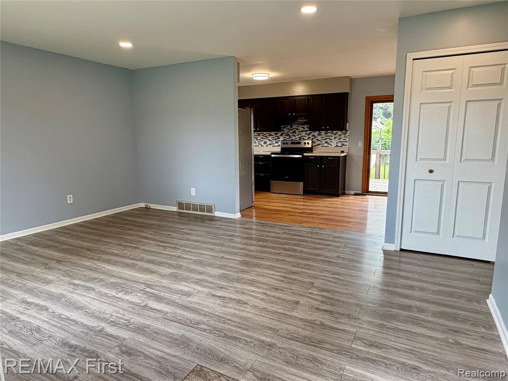 2830 Hessel Avenue Rochester Hills, MI 48307 - Photo 5 of 27