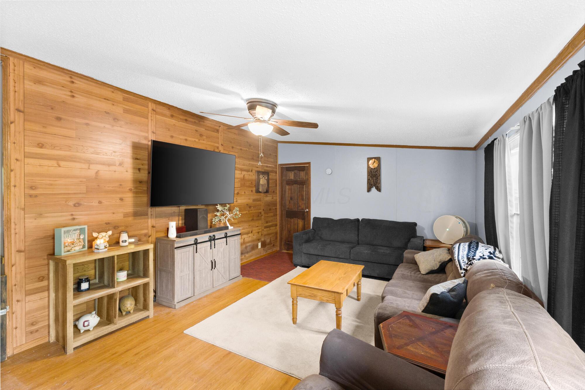 10541 Clearport Road Southwest Amanda, OH 43102 - Photo 6 of 39 Family Room