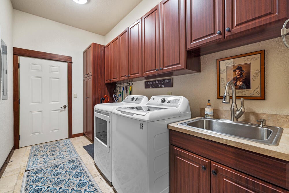 6012 Cooper's Hawk Road Klamath Falls, OR 97601 - Photo 40 of 58 Laundry Room