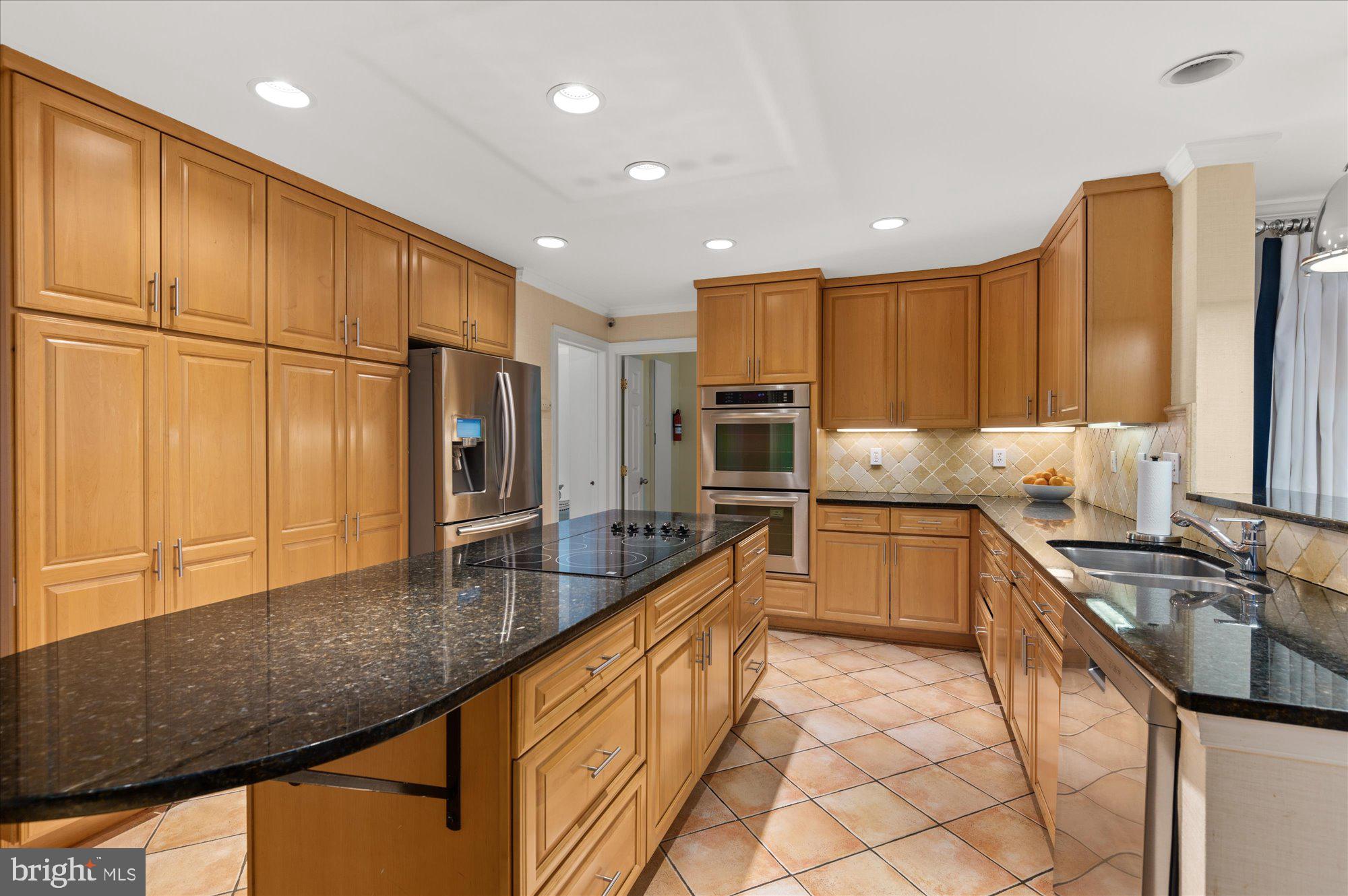 7301 River Falls Drive Potomac, MD 20854 - Photo 16 of 48 Large kitchen with island and peninsula