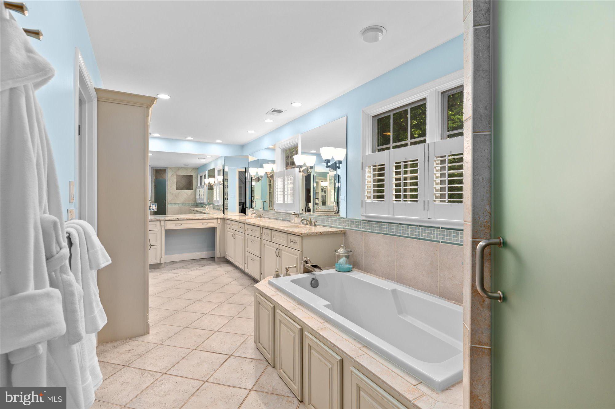 7301 River Falls Drive Potomac, MD 20854 - Photo 37 of 48 Enormous Jack and Jill bath