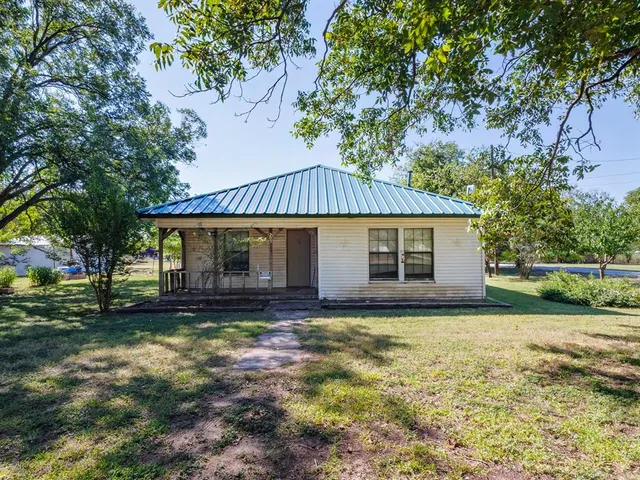 $150,000 | 203 Avenue East, Blanket, TX 76432