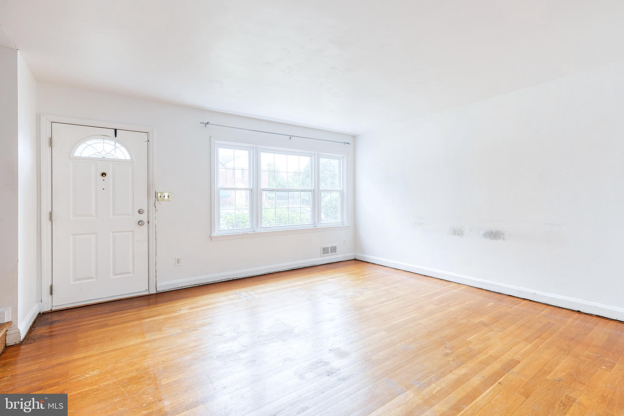934 Radcliffe Road Towson, MD 21204 - Photo 3 of 25 Living room