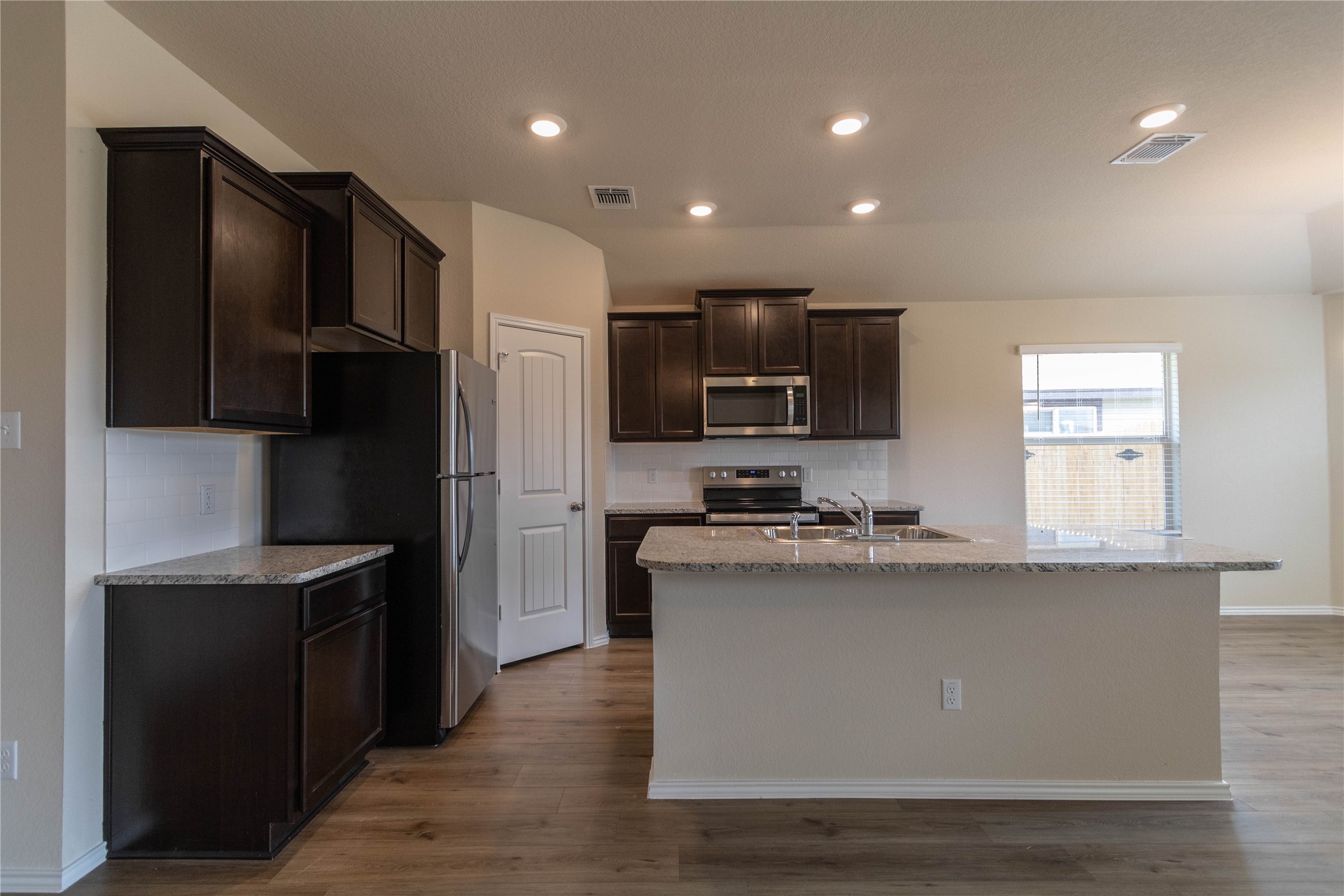 190 Beth Ann Loop Taylor, TX 76574 - Photo 6 of 34