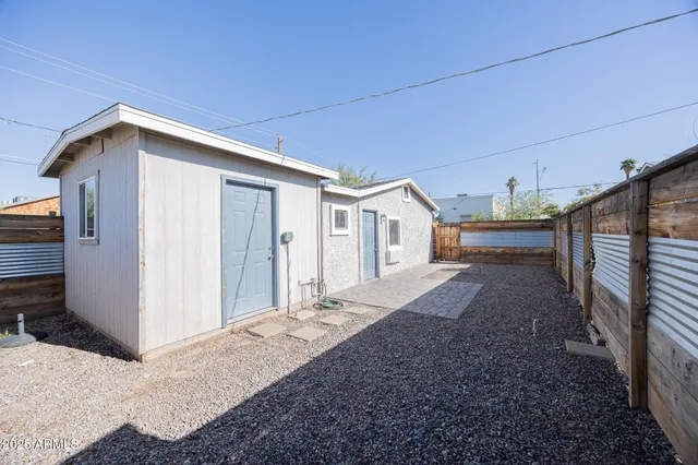 a view of a house with backyard and roof