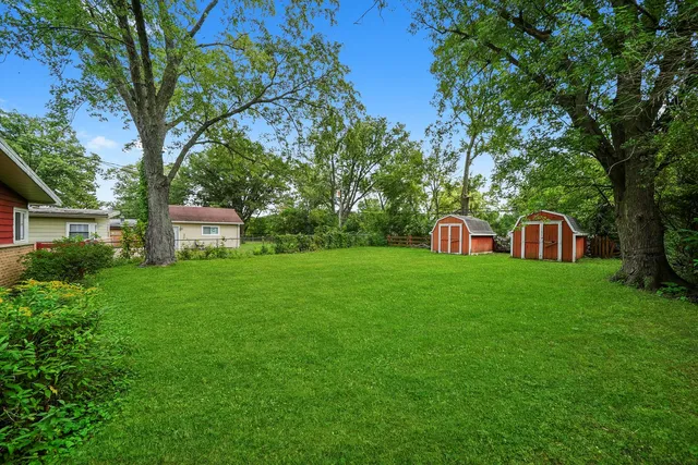 a view of a house with backyard and garden