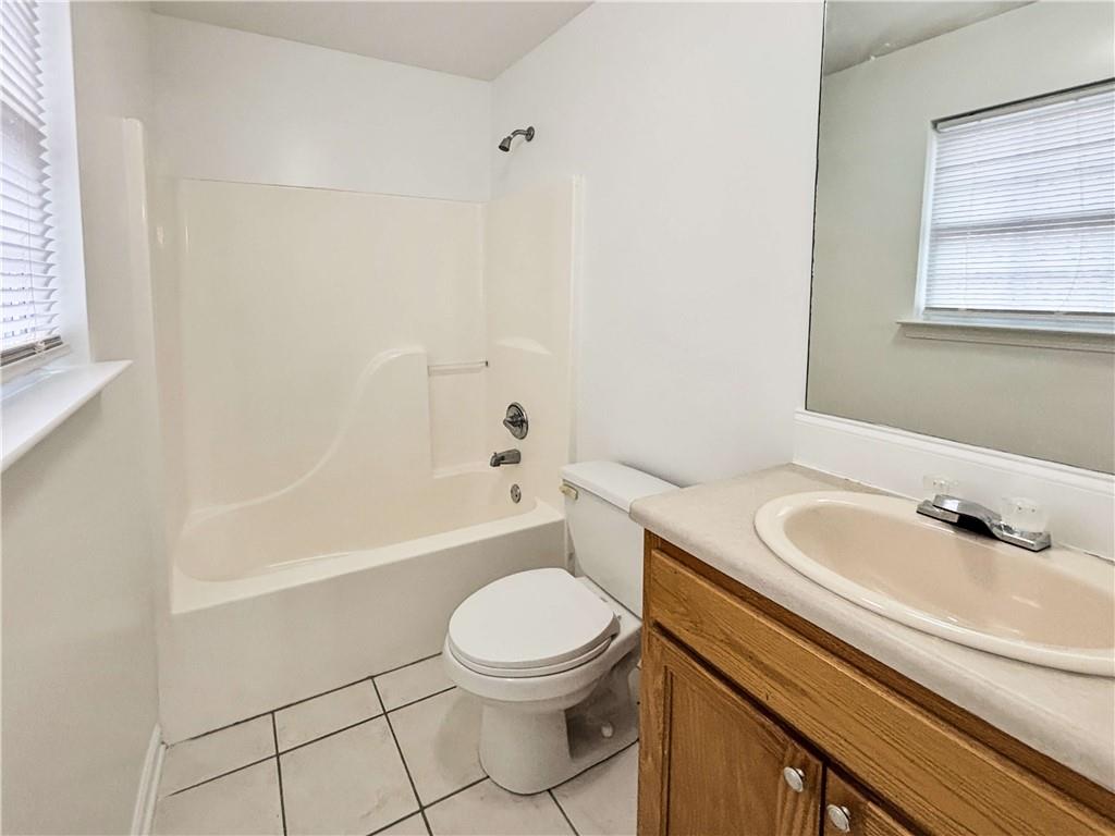 1400 Stonehaven Circle, Unit 1406 Cartersville, GA 30121 - Photo 12 of 21 a bathroom with a sink a toilet and a bathtub