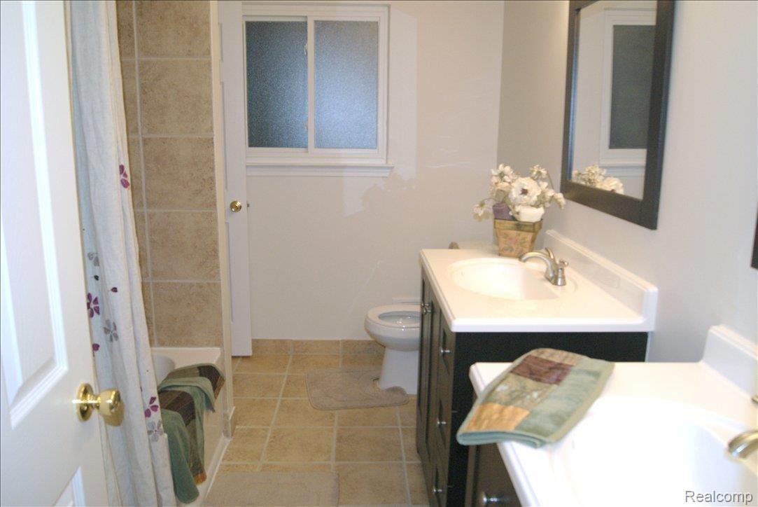 43470 Proctor Road Canton, MI 48188 - Photo 11 of 19 MAIN BATH W/ ROOM FOR TWO