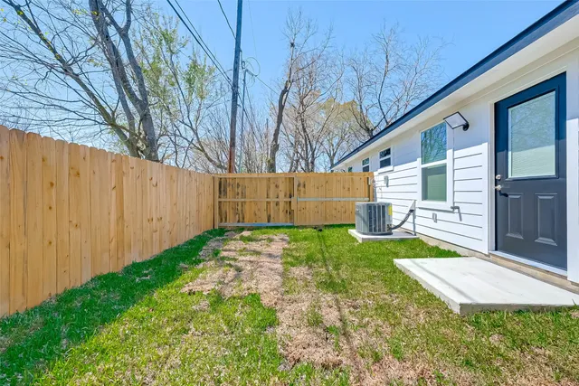 $1,900 | 7339 Krueger Road, Unit B, Houston, TX 77033