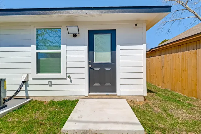 $1,900 | 7339 Krueger Road, Unit B, Houston, TX 77033