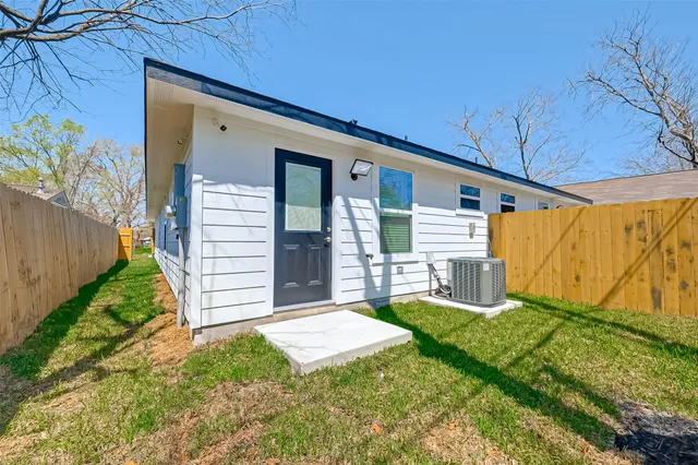 $1,900 | 7339 Krueger Road, Unit B, Houston, TX 77033