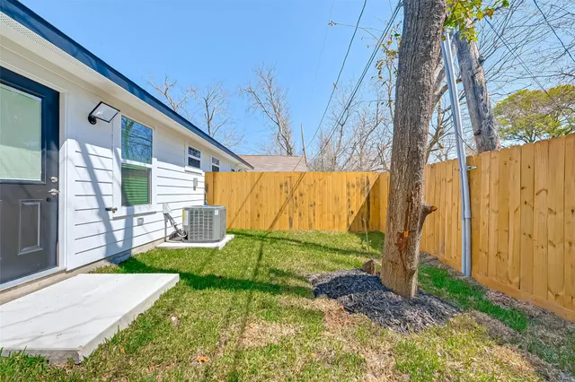 $1,900 | 7339 Krueger Road, Unit B, Houston, TX 77033