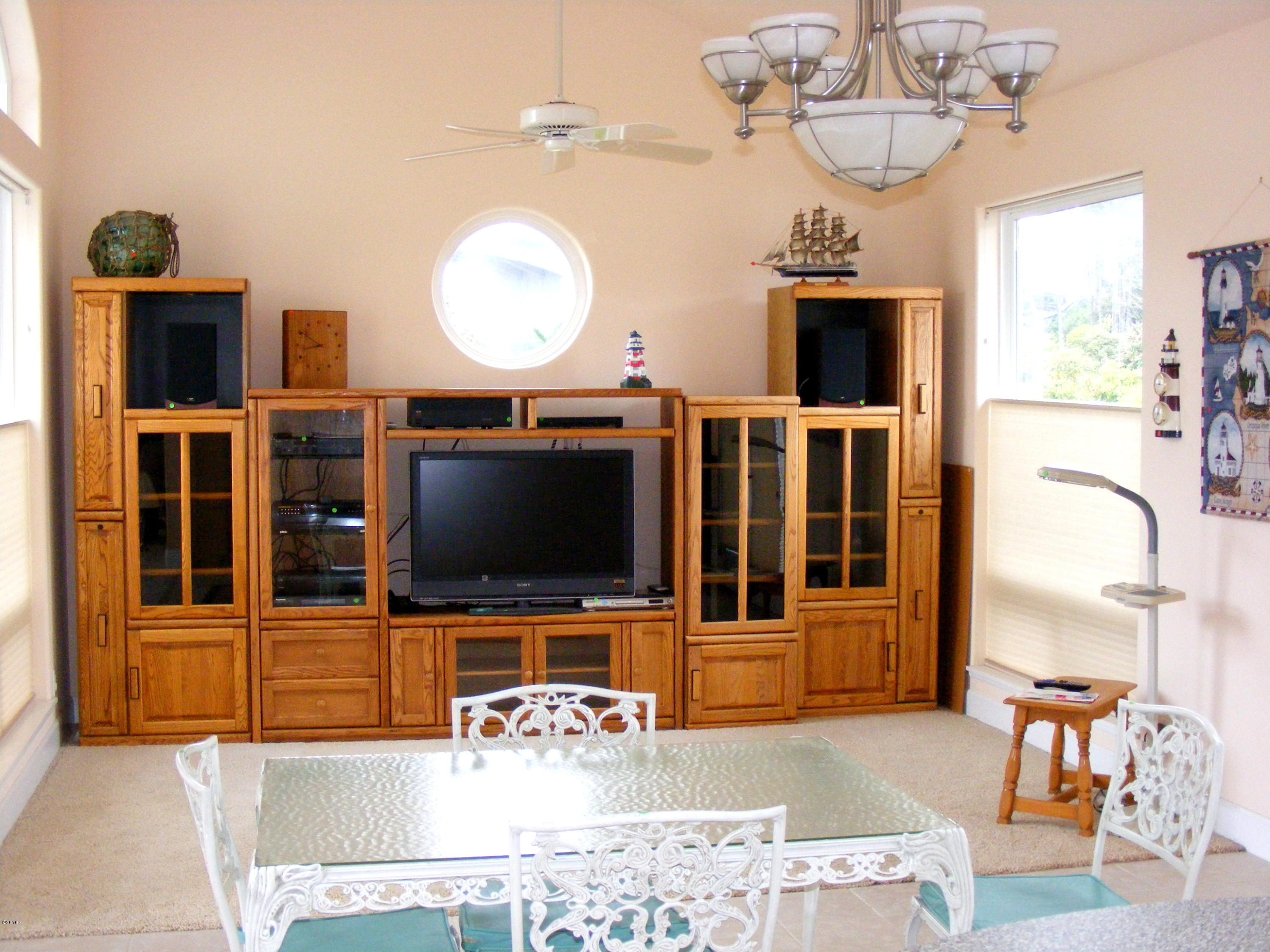 135 Southwest 26th Street Newport, OR 97366 - Photo 11 of 35 Dinette & entertainment center