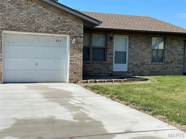 $1,195 | 840 Southgate Drive, Freeburg, IL 62243
