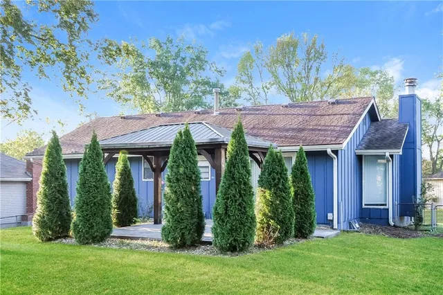 $2,200 | 109 Southeast Rockwood Street, Blue Springs, MO 64014