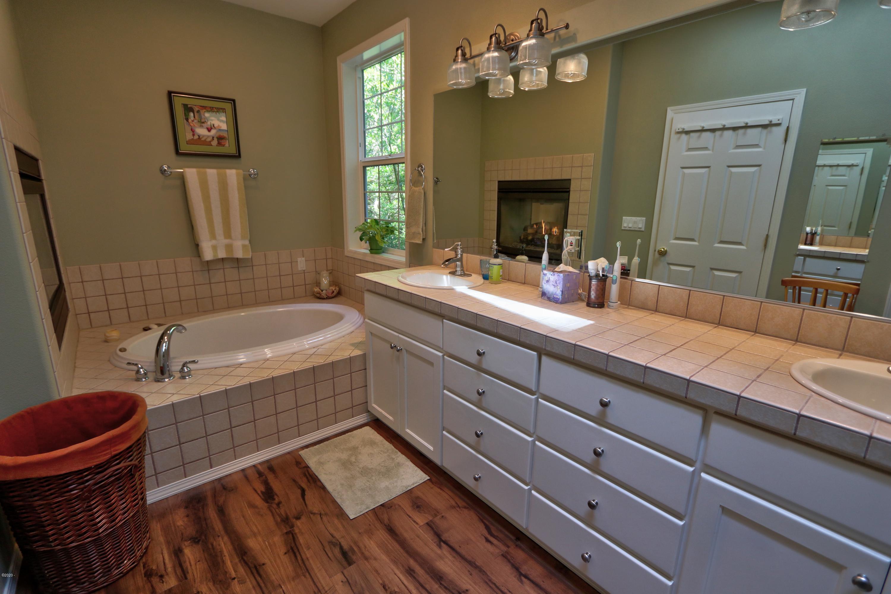 60 Gull Station Depoe Bay, OR 97341 - Photo 21 of 36 Master Bath