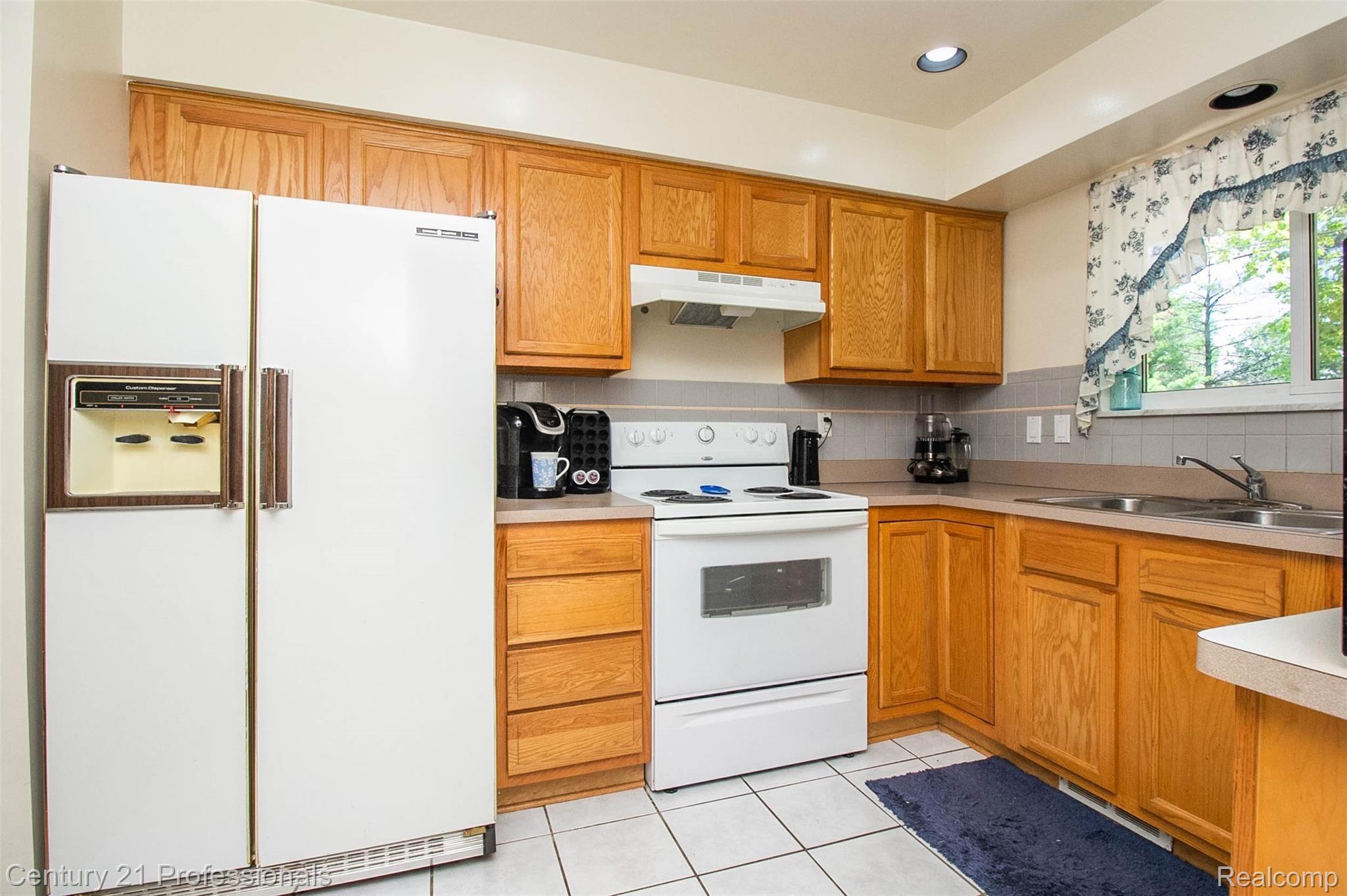 695 Ridgewood Road Rochester, MI 48306 - Photo 9 of 46 9.jpg