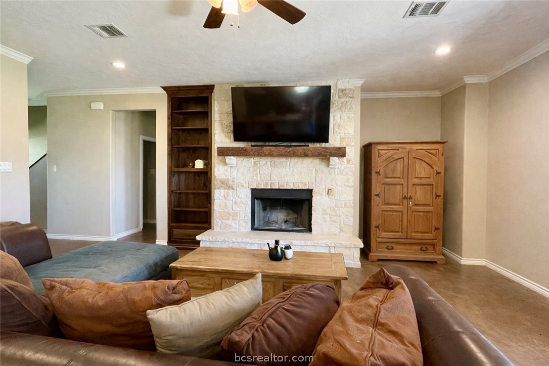 11810 Riley Green Road Franklin, TX 77856 - Photo 6 of 36 a living room with furniture fireplace and a flat screen tv