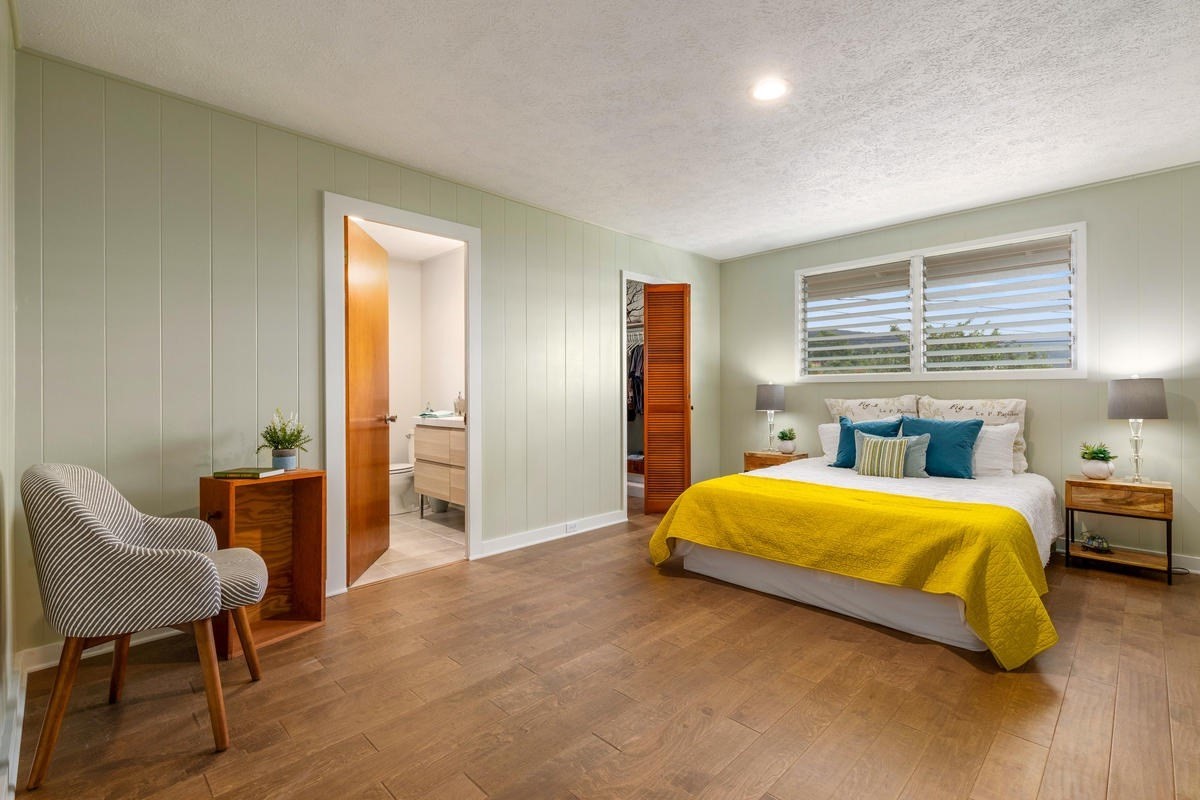 82-1019 KOA Road Captain Cook, HI 96704 - Photo 13 of 23 a bedroom with a bed and a chair