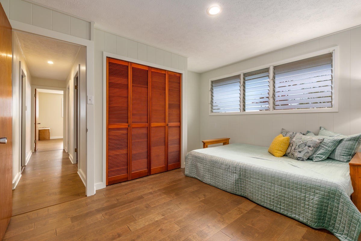 82-1019 KOA Road Captain Cook, HI 96704 - Photo 18 of 23 a bedroom with bed and balcony