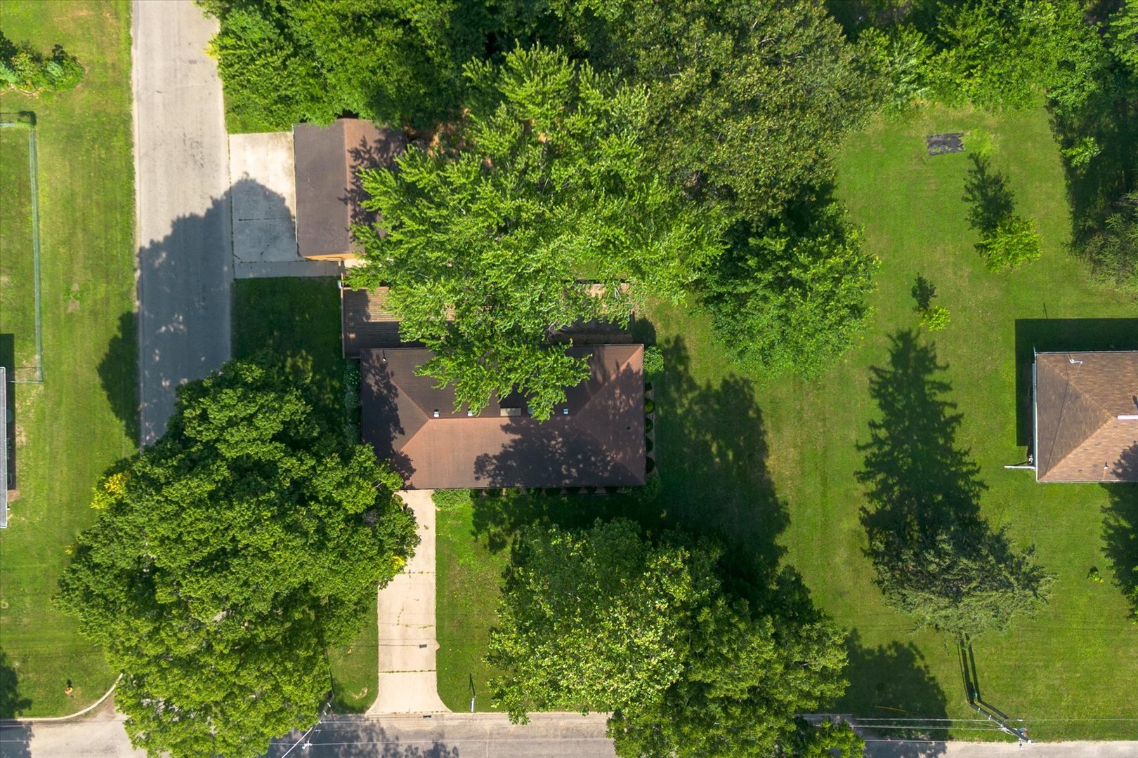 1048 Warren Street Henry, IL 61537 - Photo 5 of 34 an aerial view of residential house with outdoor space and trees all around
