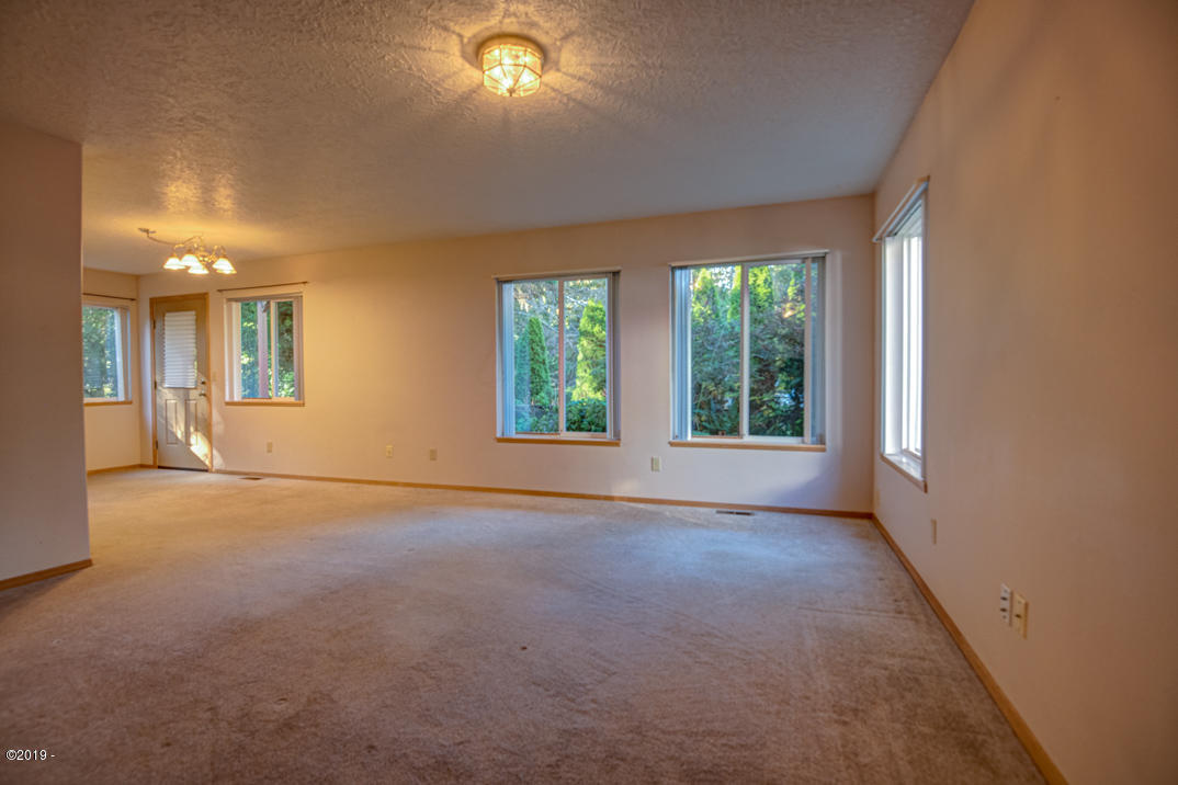 33-35 Northeast Spring Avenue Depoe Bay, OR 97341 - Photo 4 of 14 Living rm