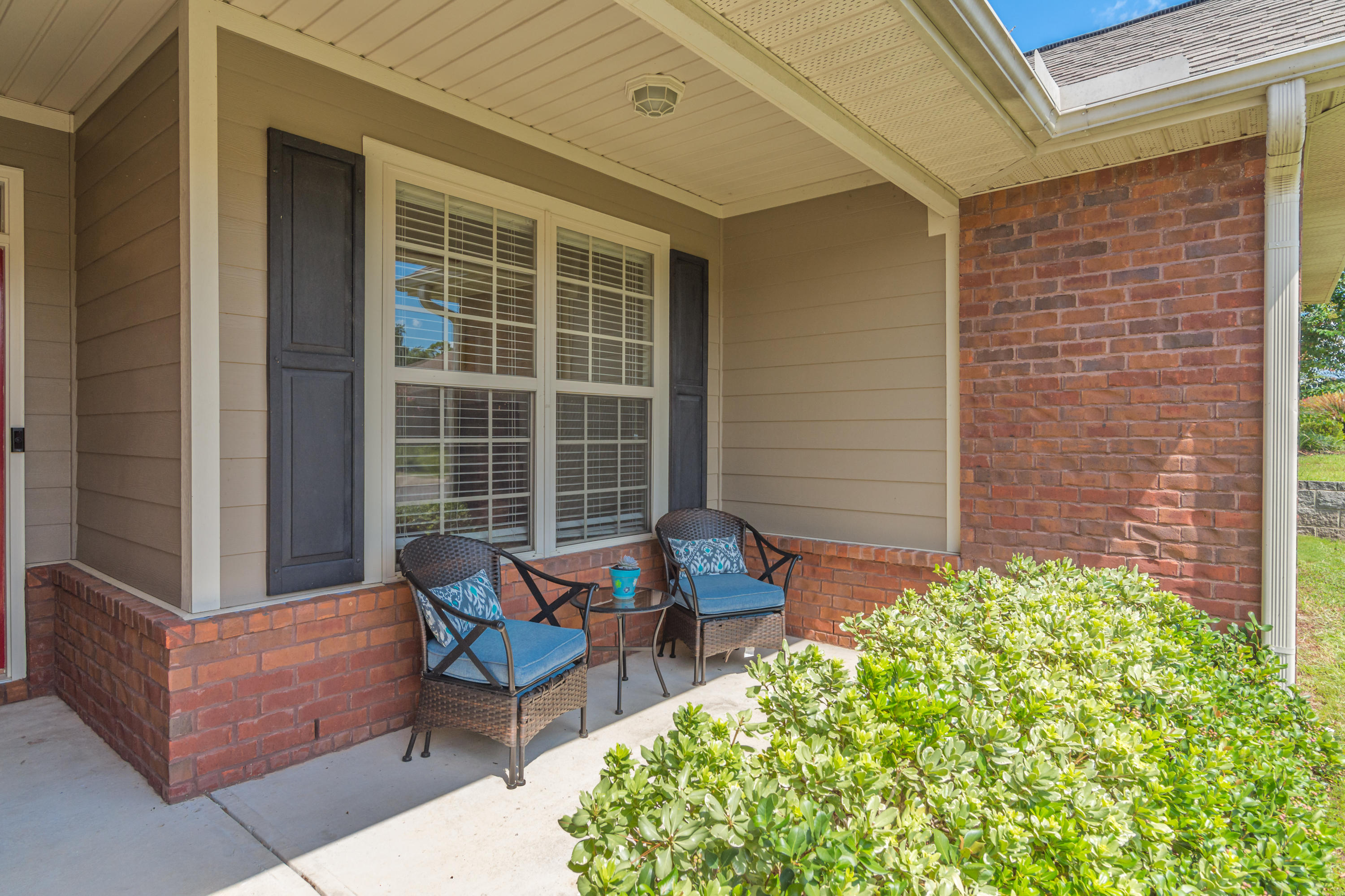 4605 Hermosa Road Crestview, FL 32539 - Photo 5 of 46 a building outdoor space with patio furniture