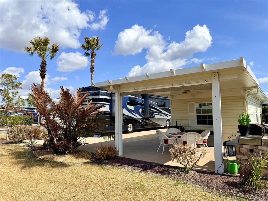 9564 Southeast 47th Way Webster, FL 33597 - Photo 9 of 40 a front view of a house