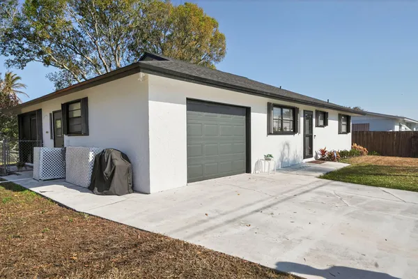 $400,000 | 4543 Southeast Dryfus Avenue, Stuart, FL 34997