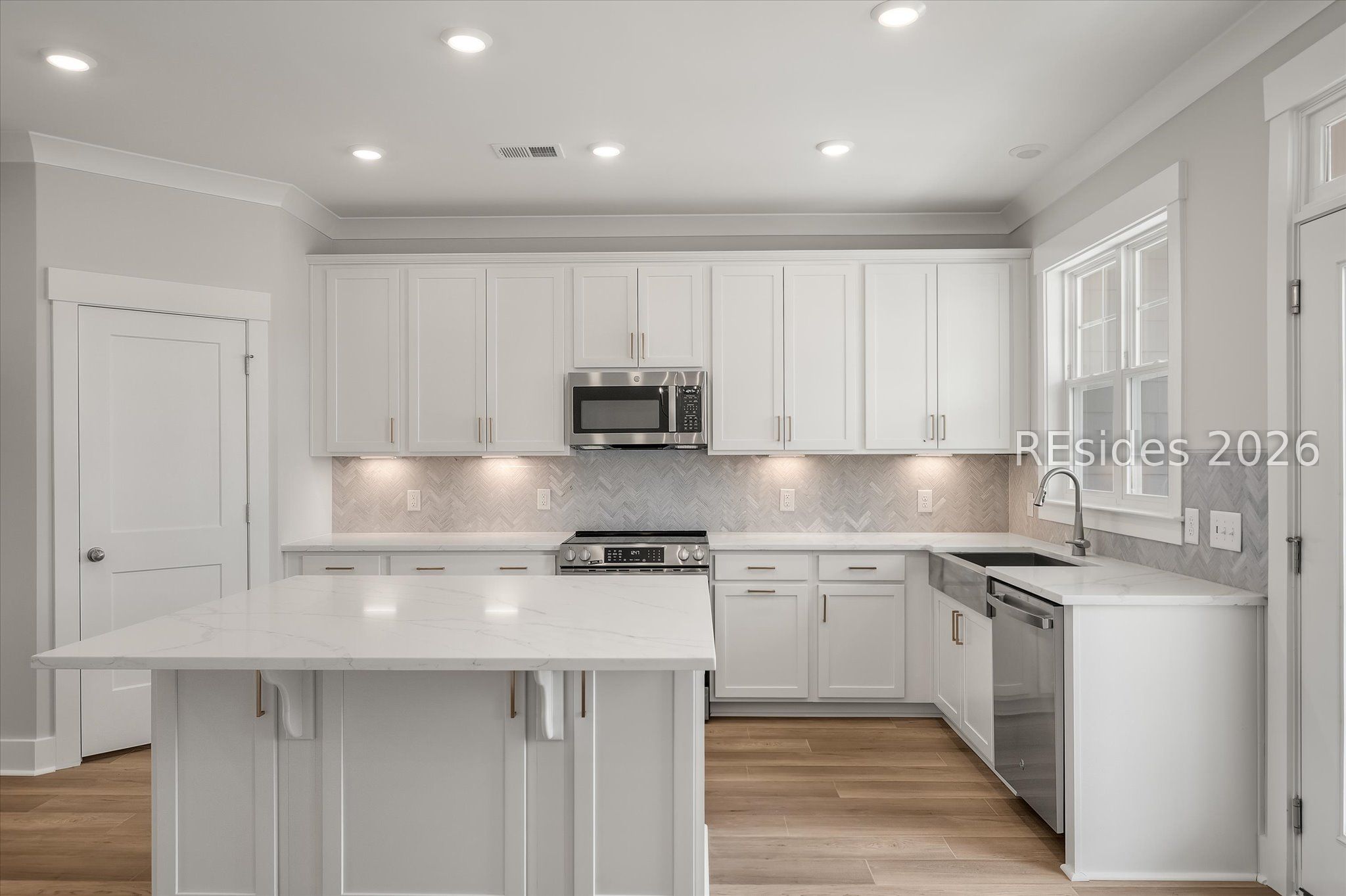 423 East Parkside Cmns Bluffton, SC 29910 - Photo 11 of 34 2nd level gourmet kitchen
