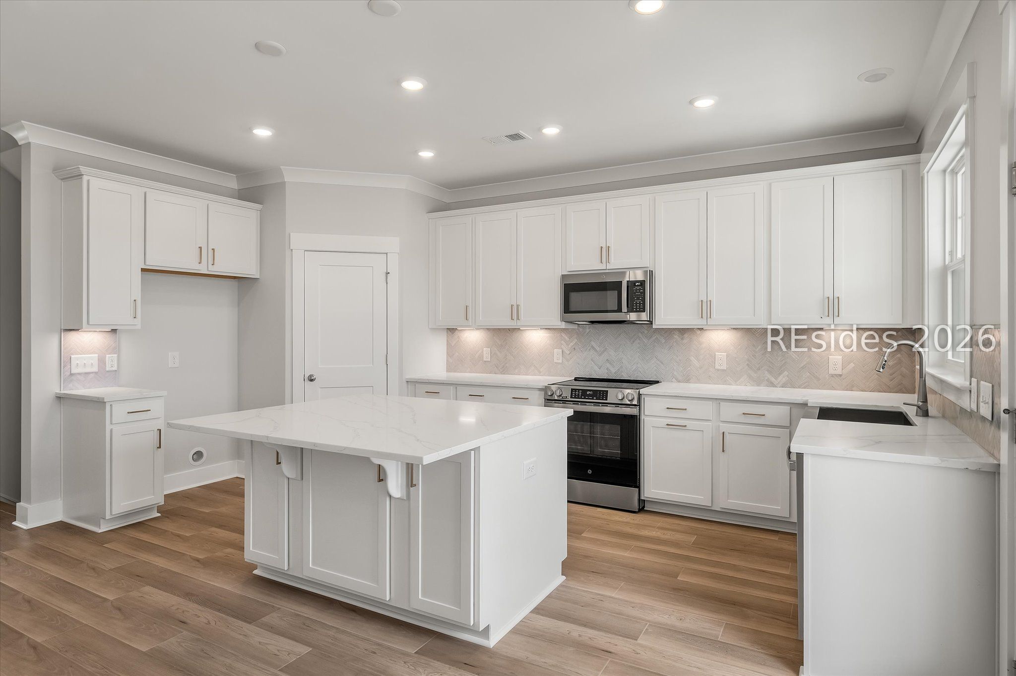 423 East Parkside Cmns Bluffton, SC 29910 - Photo 12 of 34 Large island w/storage - Fridge included!
