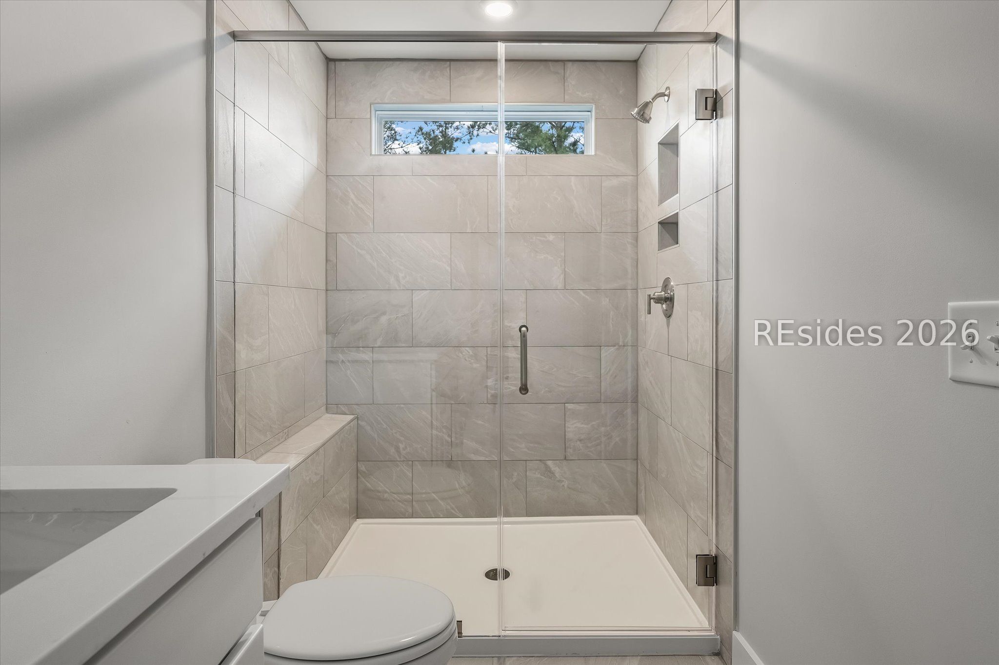 423 East Parkside Cmns Bluffton, SC 29910 - Photo 27 of 34 Walk-in shower with transom window & niches!