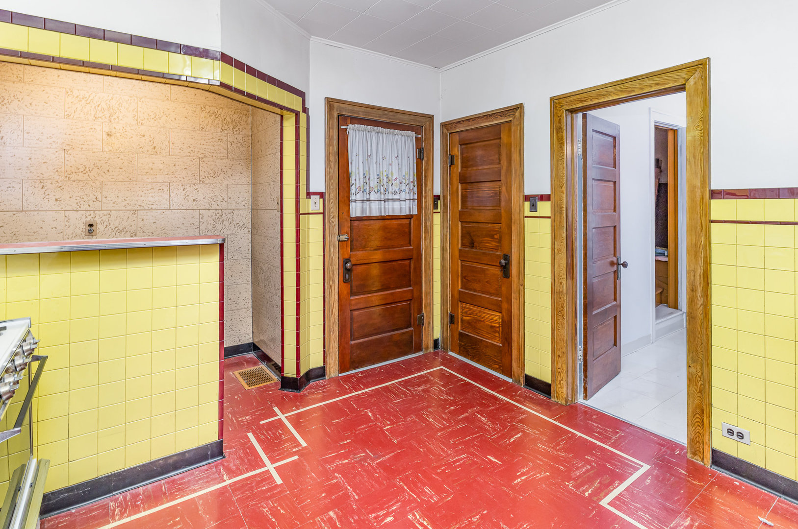 2723 Indiana Avenue Lansing, IL 60438 - Photo 11 of 18 a view of a bathroom with a shower