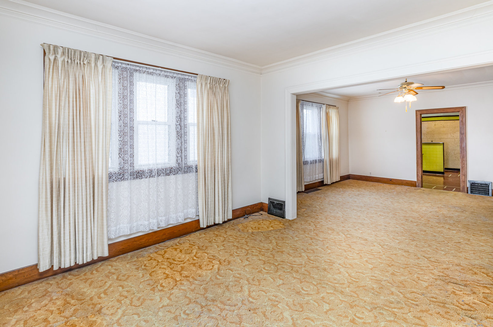 2723 Indiana Avenue Lansing, IL 60438 - Photo 3 of 18 an empty room with windows