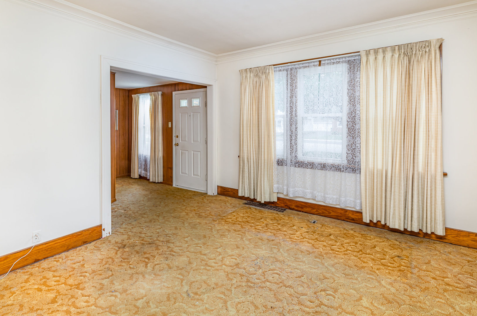 2723 Indiana Avenue Lansing, IL 60438 - Photo 4 of 18 an empty room with windows and closet
