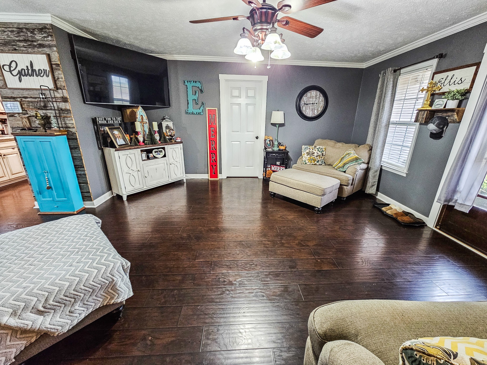 16 Volunteer Road Petersburg, TN 37144 - Photo 3 of 28 a living room with furniture and a flat screen tv