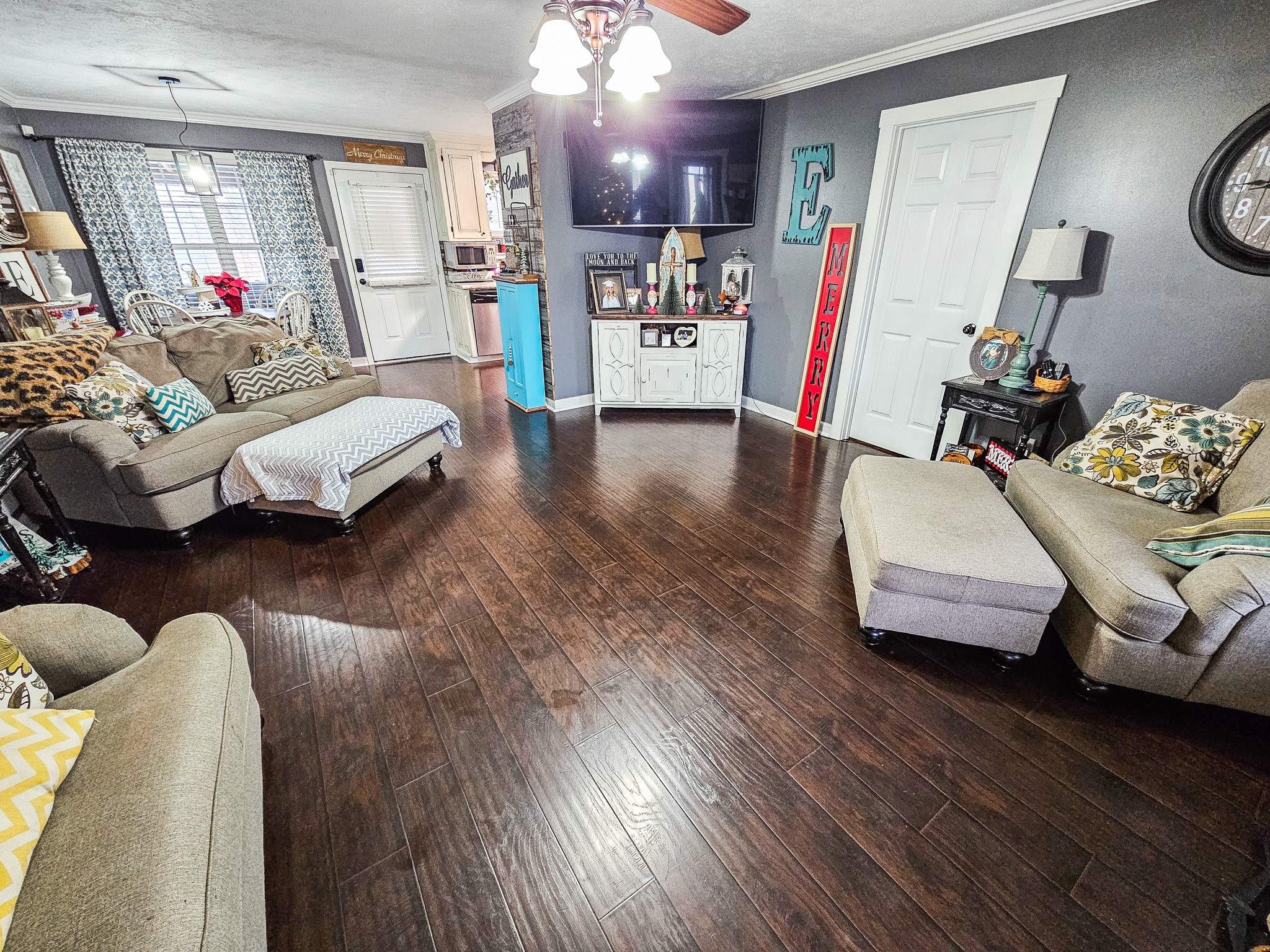 16 Volunteer Road Petersburg, TN 37144 - Photo 5 of 28 a living room with furniture and a wooden floor