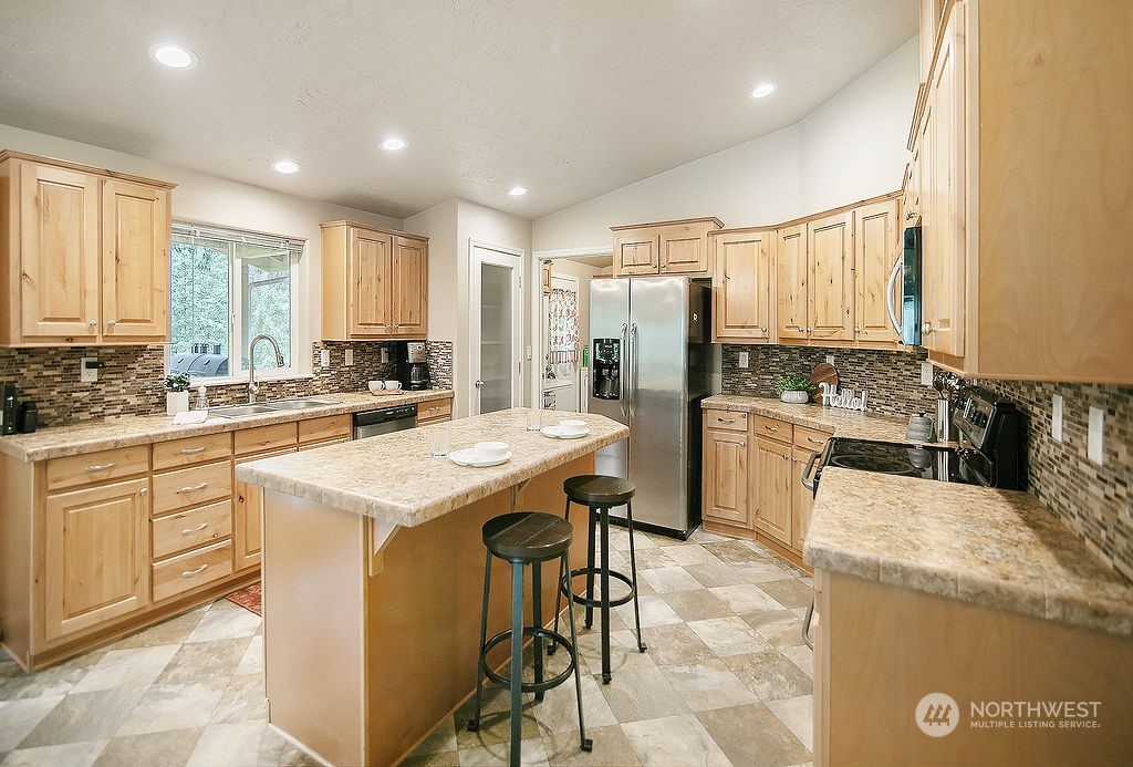 229 Shamrock Road Longview, WA 98632 - Photo 23 of 39 a kitchen with stainless steel appliances kitchen island granite countertop a sink and cabinets