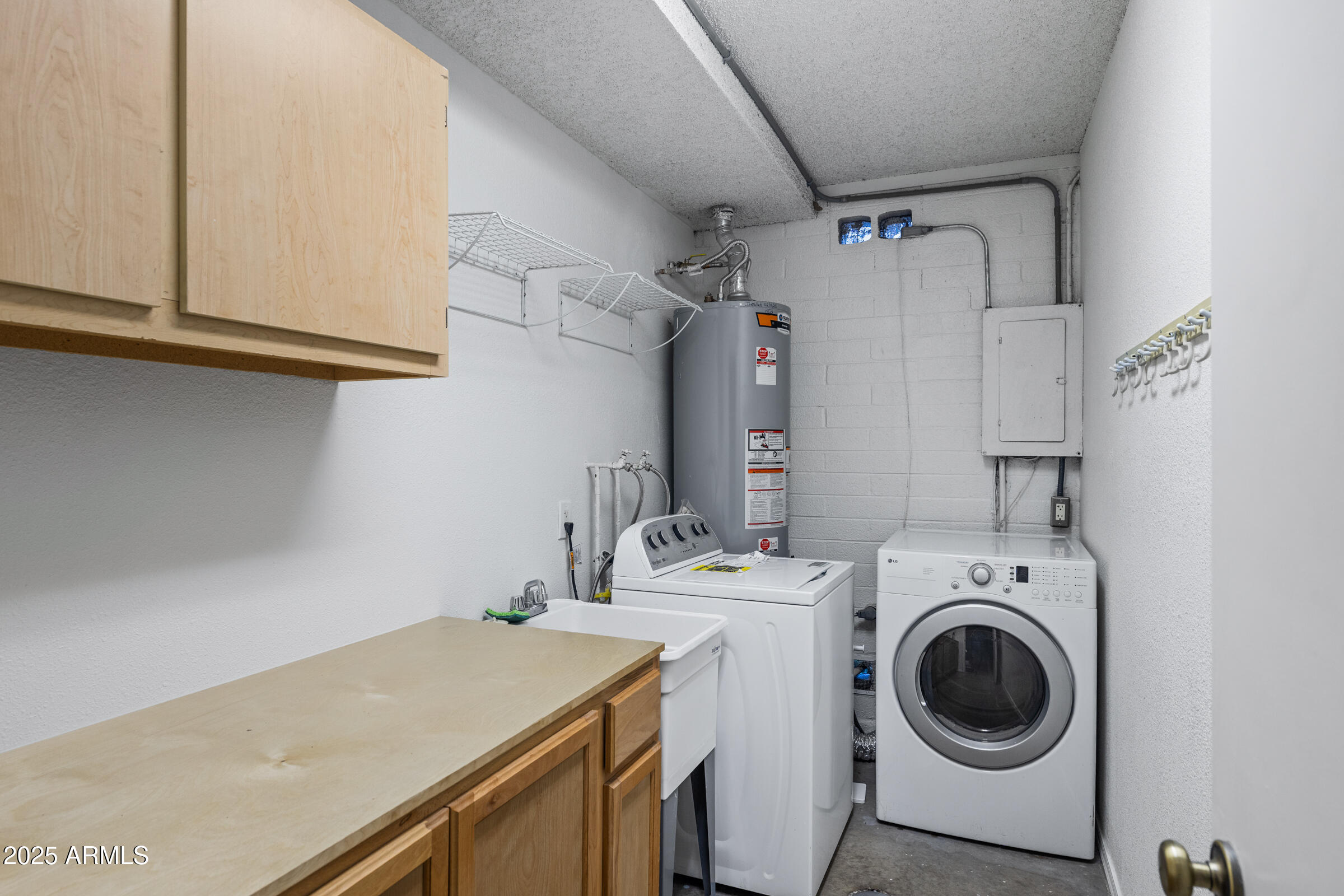 5627 South Crows Nest Road Tempe, AZ 85283 - Photo 38 of 93 a utility room with dryer and washer