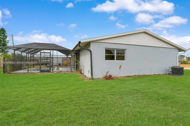a view of a house with backyard