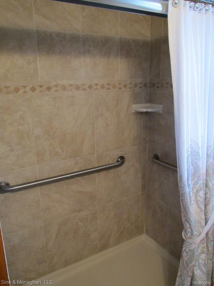 351 West Tienken Road Rochester, MI 48306 - Photo 13 of 24 Tiled shower detail