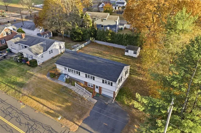 a view of a house with a yard