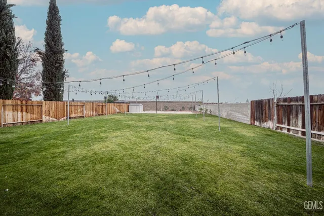 a view of a back yard