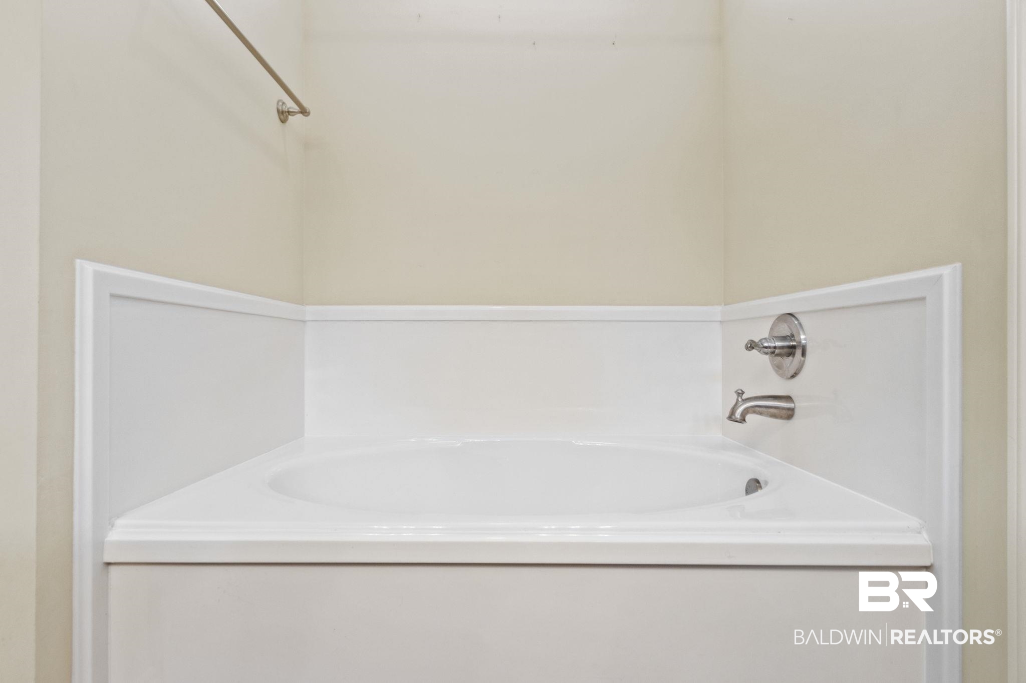 134 Hawthorne Circle Fairhope, AL 36532 - Photo 27 of 45 Soaking Tub in Primary Bath