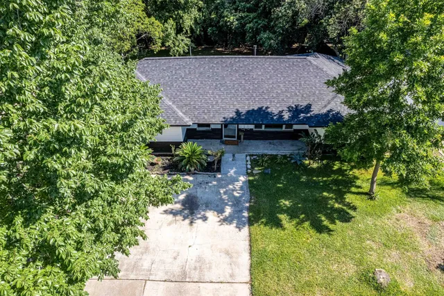 a view of a backyard