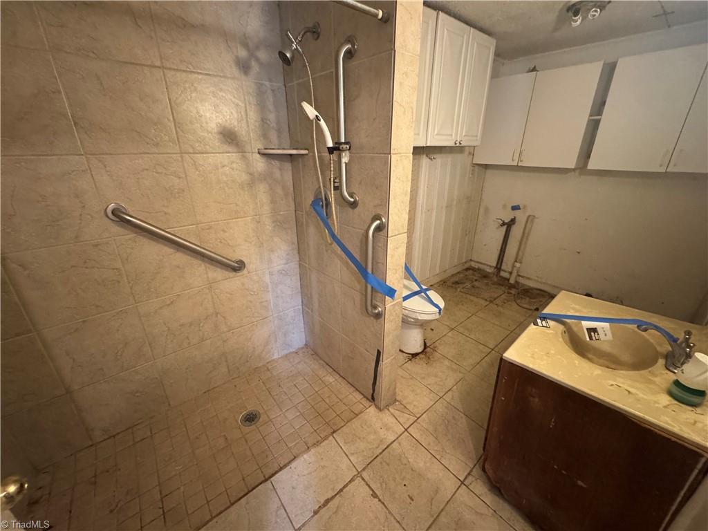 6111 Appletree Court High Point, NC 27263 - Photo 2 of 9 Batrh