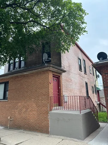 $1,300 | 10401 South Ewing Avenue, Unit 2R, Chicago, IL 60617