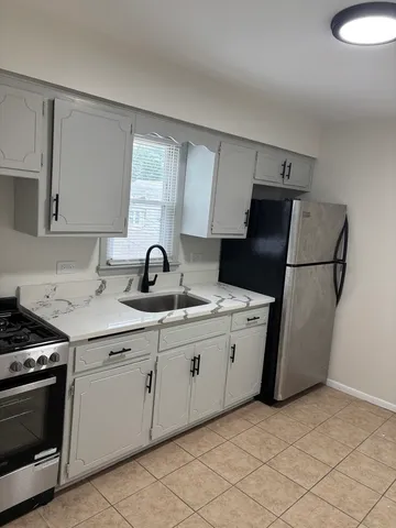 $1,300 | 10401 South Ewing Avenue, Unit 2R, Chicago, IL 60617